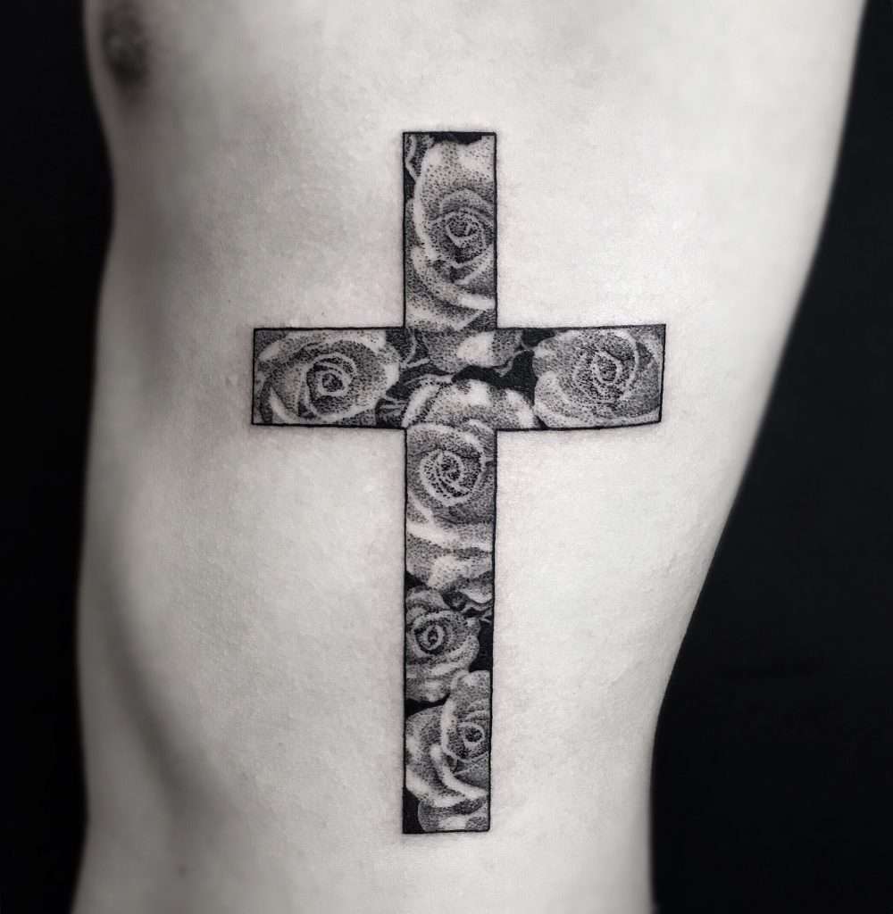 Tatuaje de cruz dotwork