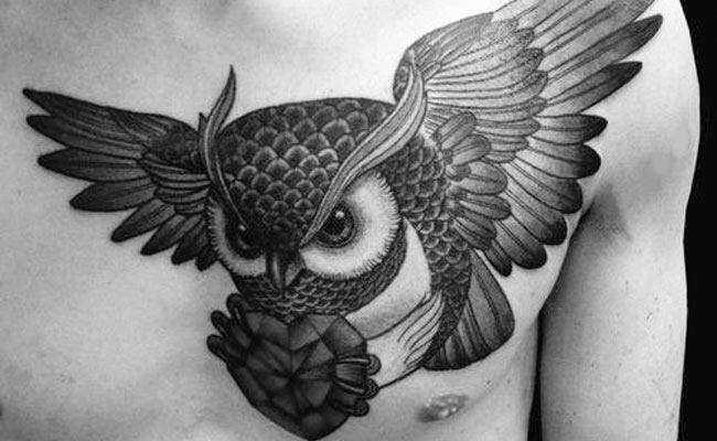 Tatuaje de búho alas desplegadas