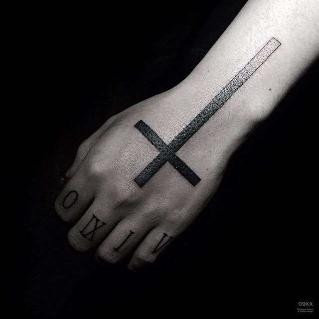 Tatuaje de cruz en la mano