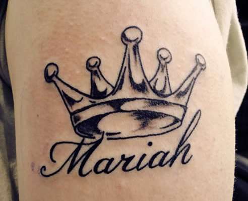 Tatuaje de corona con nombre