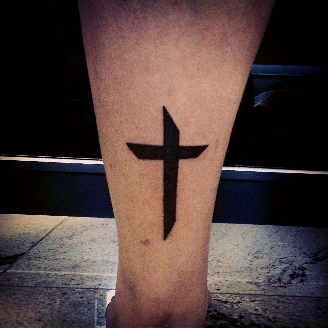 Tatuaje de cruz negra sencilla