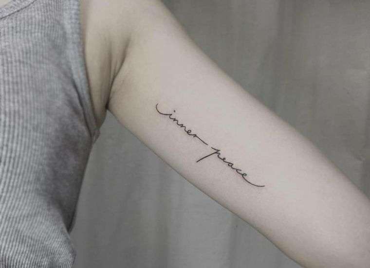 Letras para tatuaje de frase pequeña en el brazo