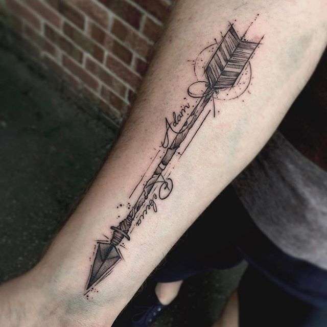 Tatuaje de flecha y nombres
