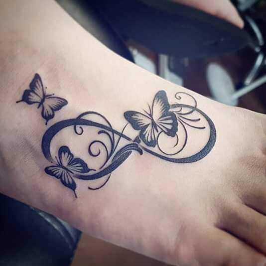 Tatuaje de infinito con mariposas
