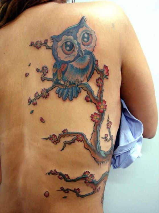 Tatuaje de búho sobre rama de cerezo