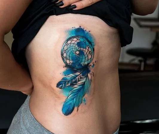 Tatuaje de atrapasueños en azul claro y oscuro