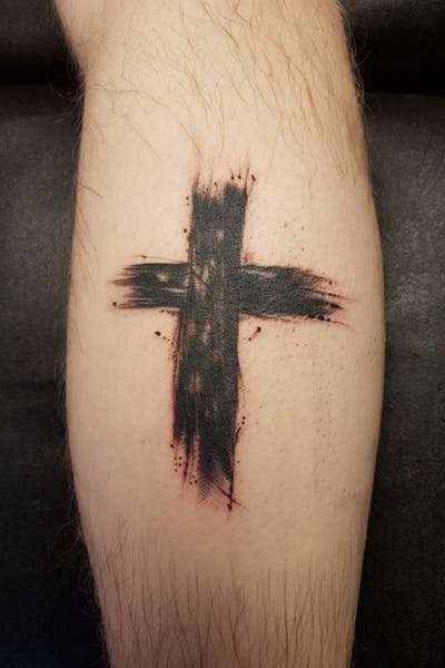 Tatuaje de cruz trazos negros