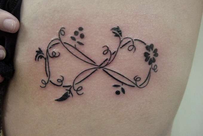 Tatuaje de infinito ramas y flores