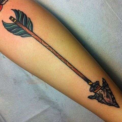 Tatuaje de flecha en colores