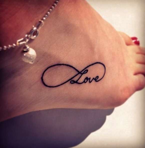 Tatuaje de infinito Love en el pie