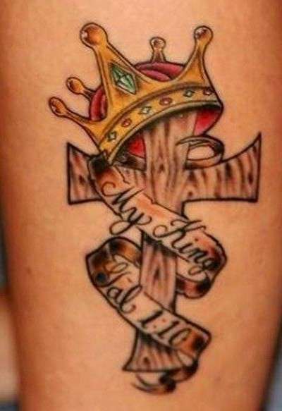 Tatuaje de corona y cruz
