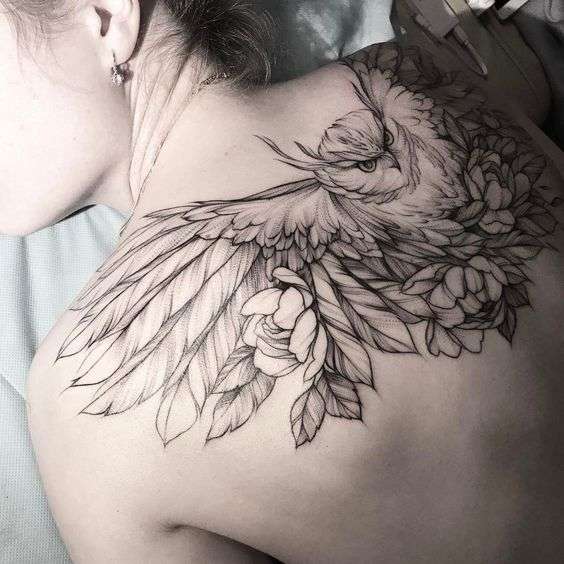 Tatuaje de búho grande en la espalda