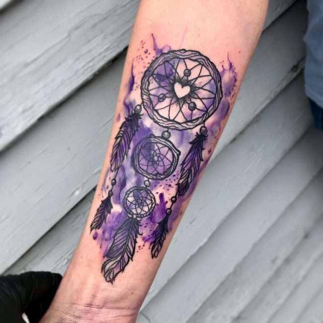  Tatuaje de atrapasueños con fondo violeta