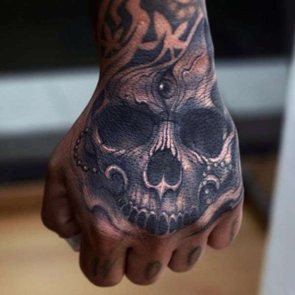 Tatuaje de calavera en la mano