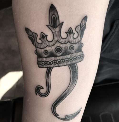 Tatuaje de corona puntillismo