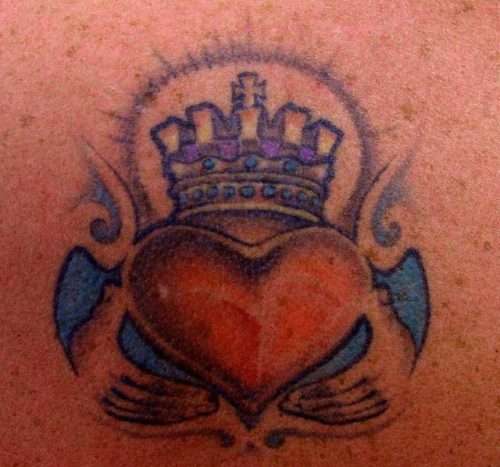Tatuaje de corona y corazón