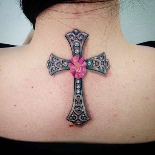 Tatuaje de cruz con diamante rosa