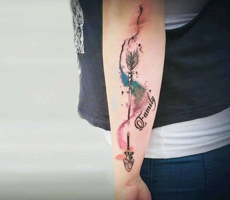 Tatuaje de flecha con toques de color