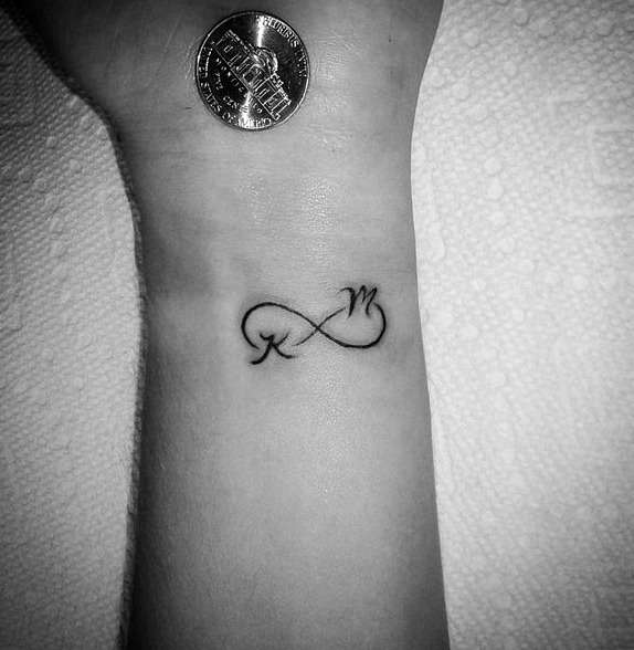 Tatuaje de infinito pequeño con iniciales
