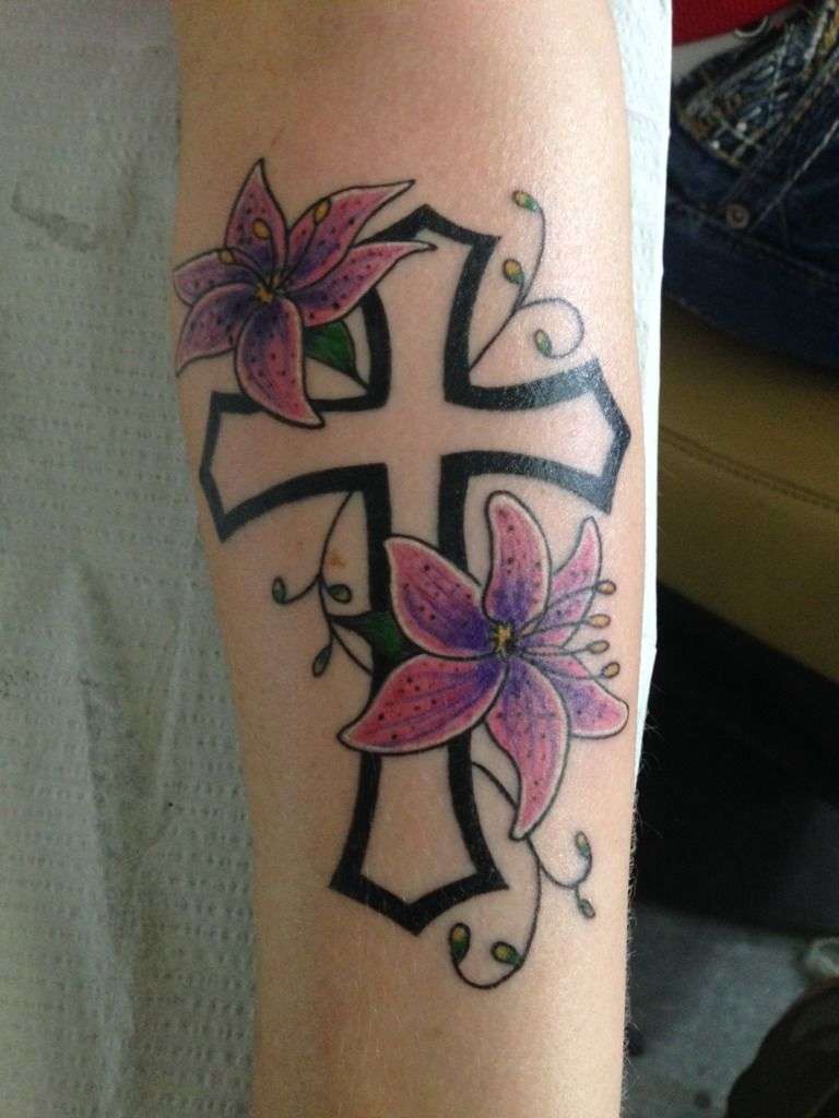 Tatuaje de cruz y flores