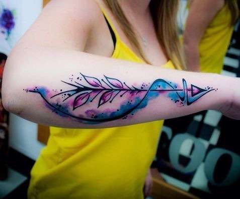 Tatuaje de flecha y rama en colores