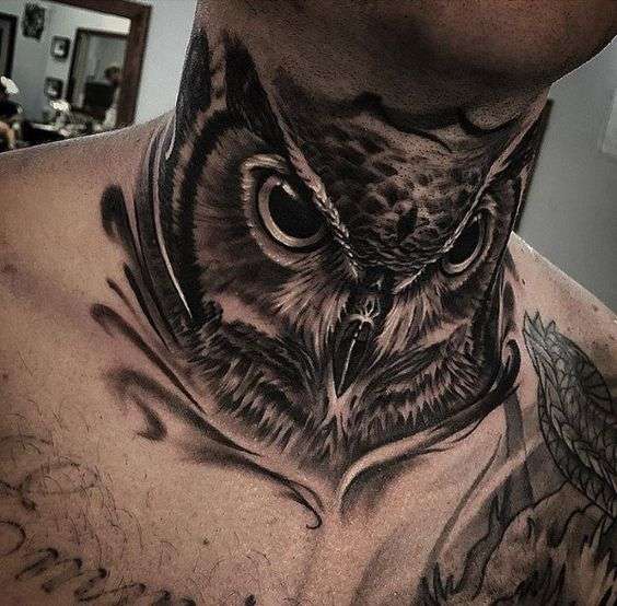 Tatuaje de búho en el cuello 