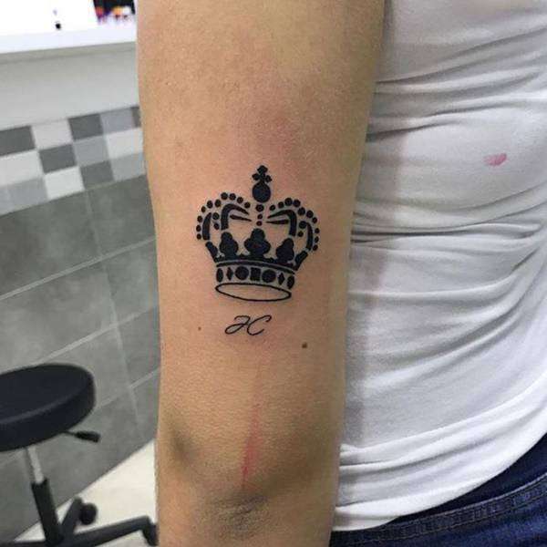 Tatuaje de corona negro en el brazo