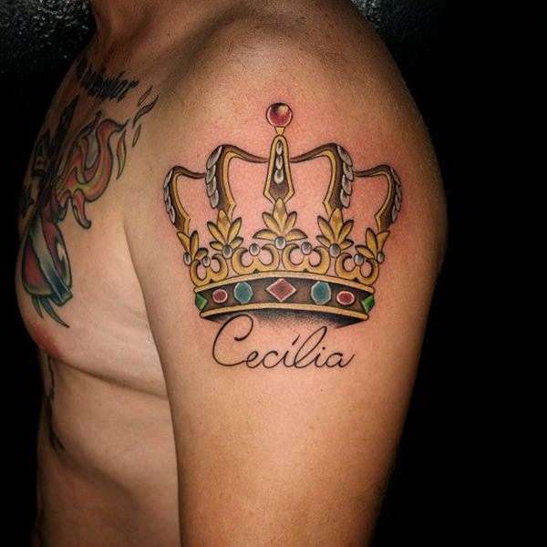 Tatuaje de corona en colores con nombre