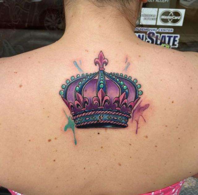 Tatuaje de corona en colores, en la espalda