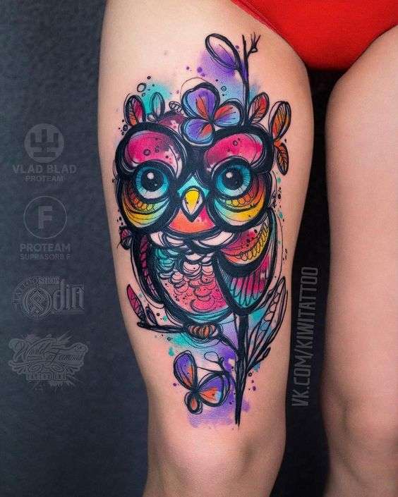 Tatuaje de búho colorido en el muslo