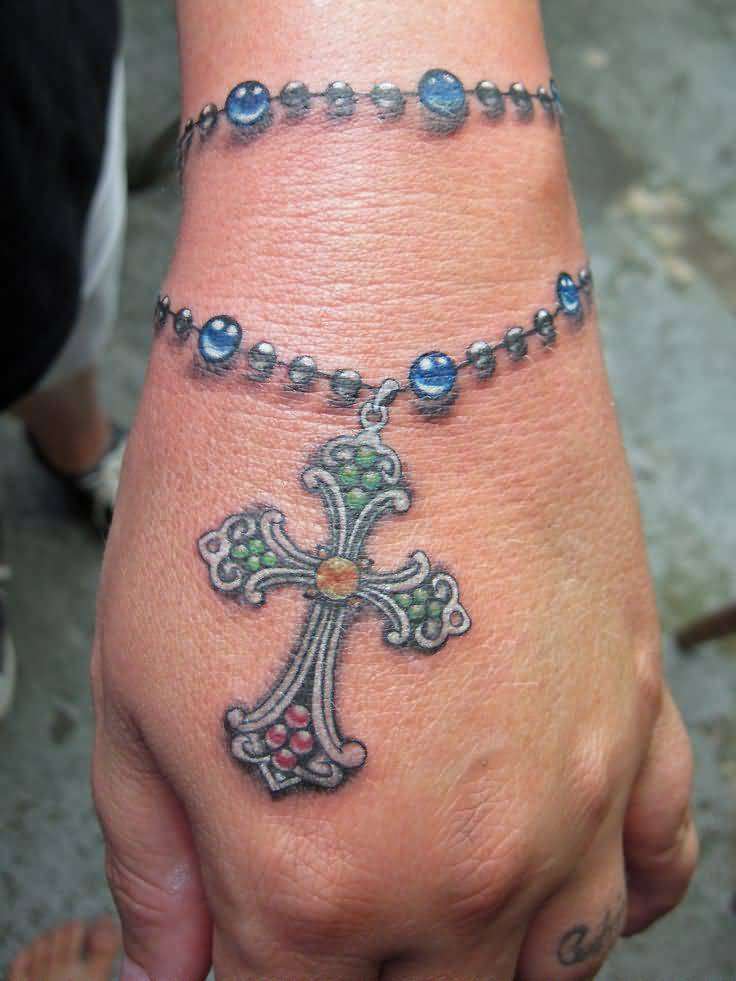 Tatuaje de cruz en la mano