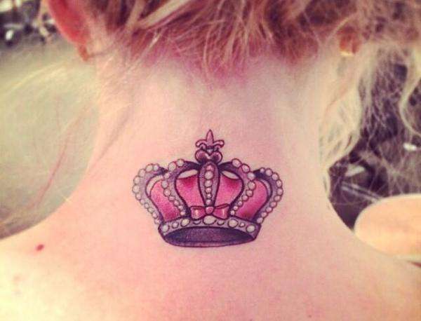 Tatuaje de corona en la nuca, color rosado