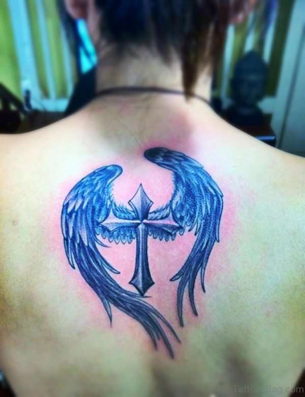 Tatuaje de cruz y alas