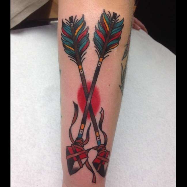 Tatuaje de flechas cruzadas
