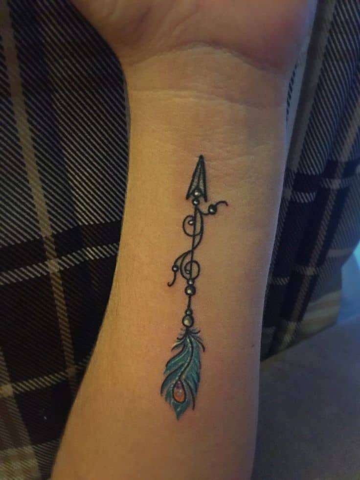 Tatuaje de flecha en colores
