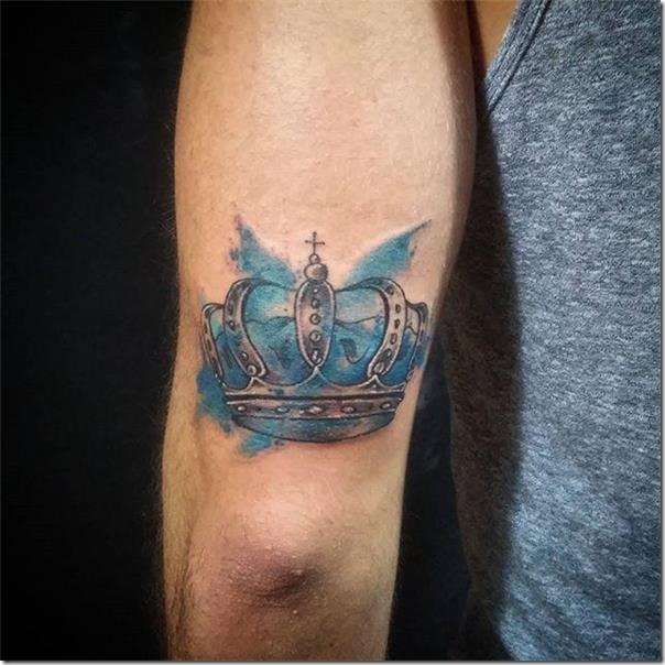 Tatuaje de corona en color azul