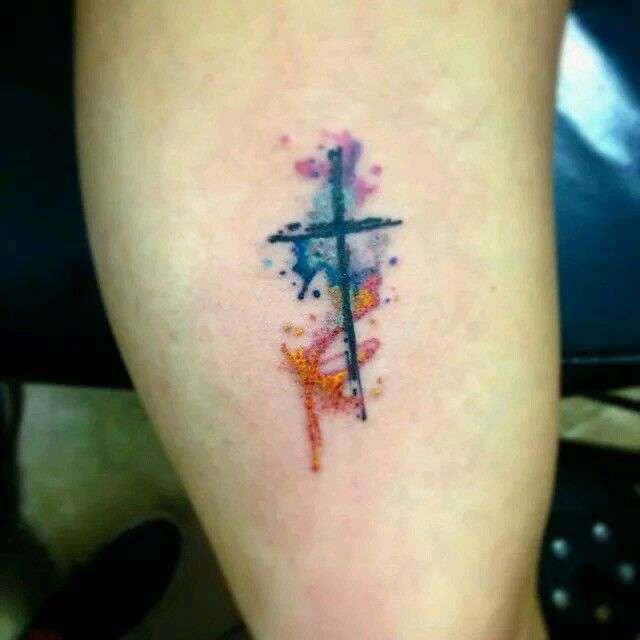 Tatuaje de cruz pequeño en acuarela