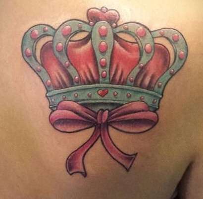 Tatuaje de corona con lazo