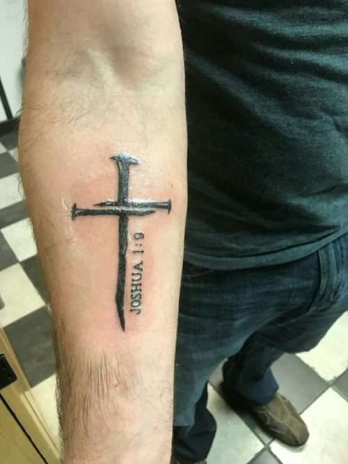 Tatuaje de cruz en el brazo