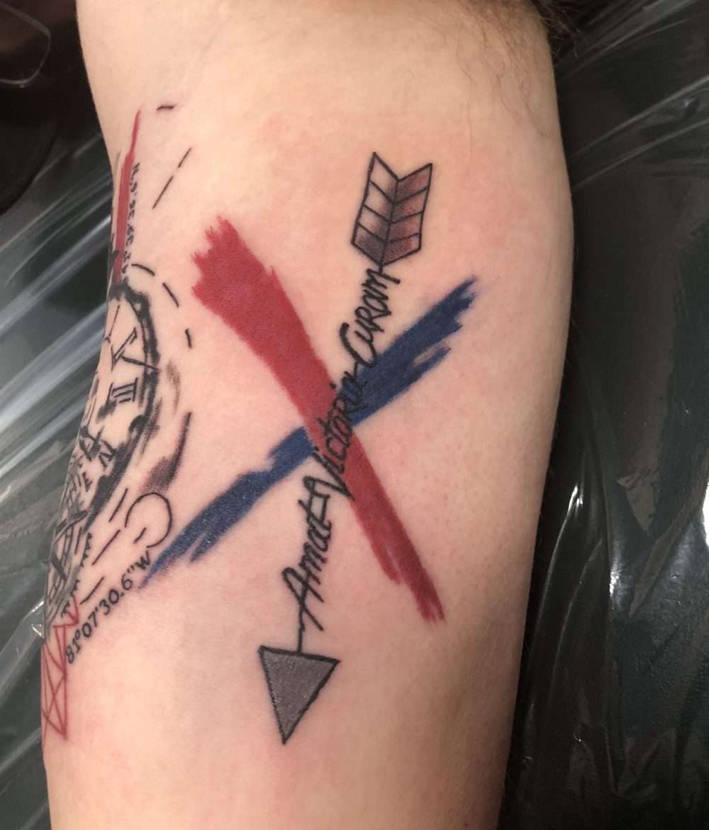 Tatuaje de flecha y nombres