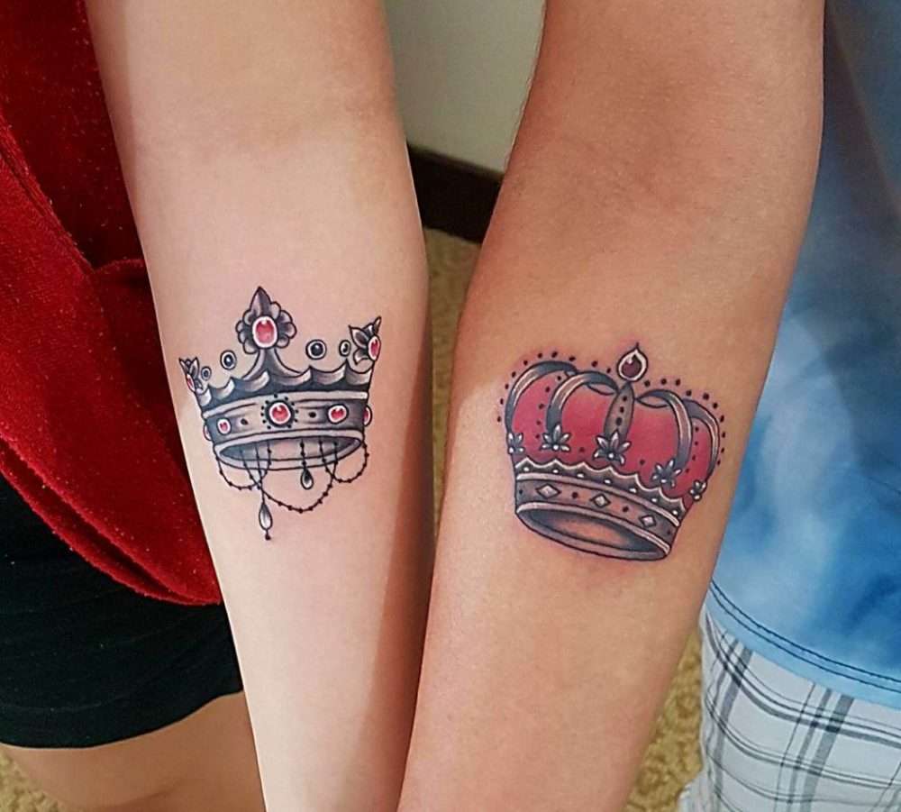 Tatuaje de corona en pareja