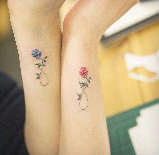 Tatuaje de infinito con rosas