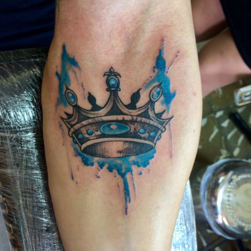 Tatuaje de corona en azul