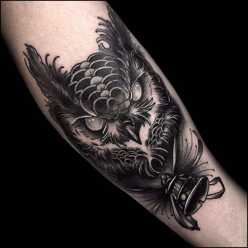 Tatuaje de búho grande en el brazo