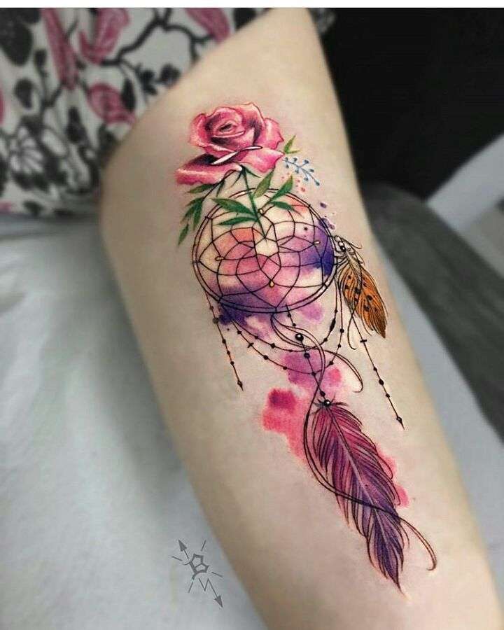 Tatuaje de atrapasueños y rosa