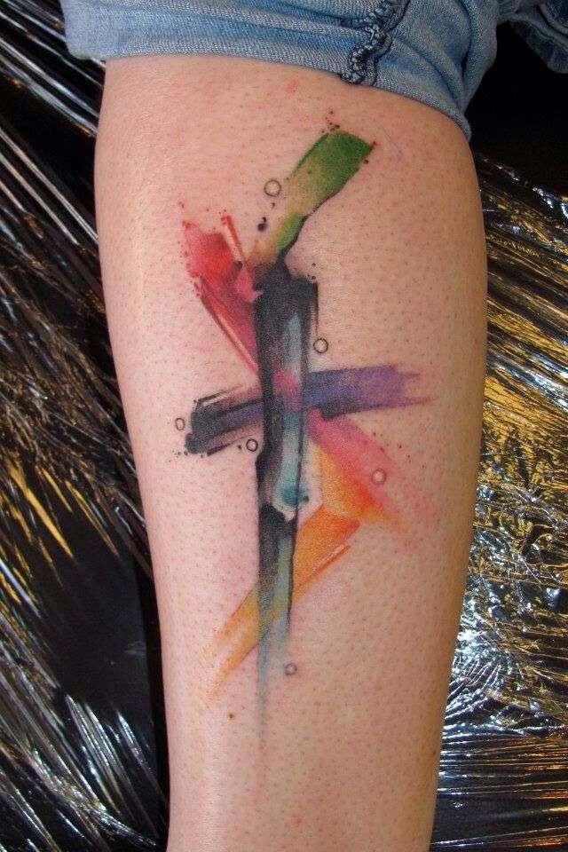 Tatuaje de cruz en colores