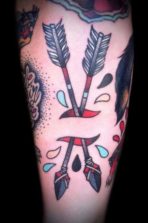 Tatuaje de dos flechas