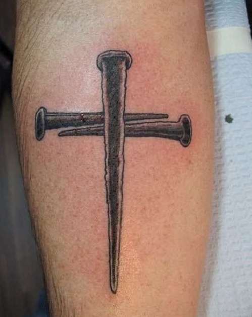 Tatuaje de cruz de clavos