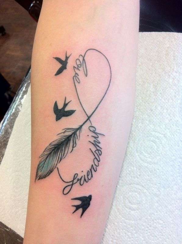 Tatuaje de infinito con pluma y aves