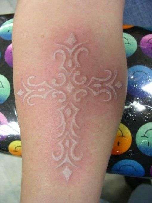 Tatuaje de cruz en color blanco